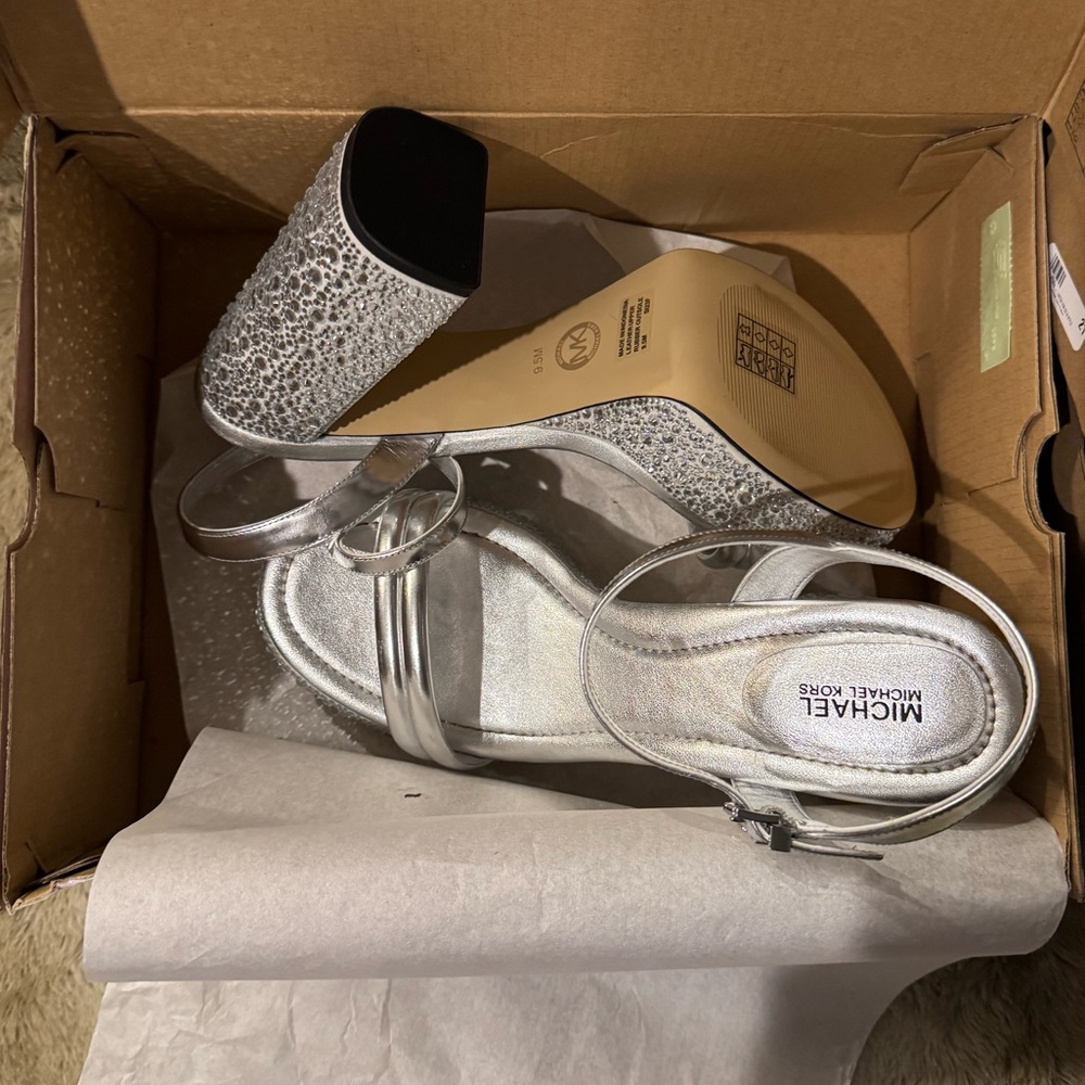 ✨ NIB Michael Kors Silver Platform Women Shoes ✨
✨ Size 9.5 ✨ - Picture 8 of 8